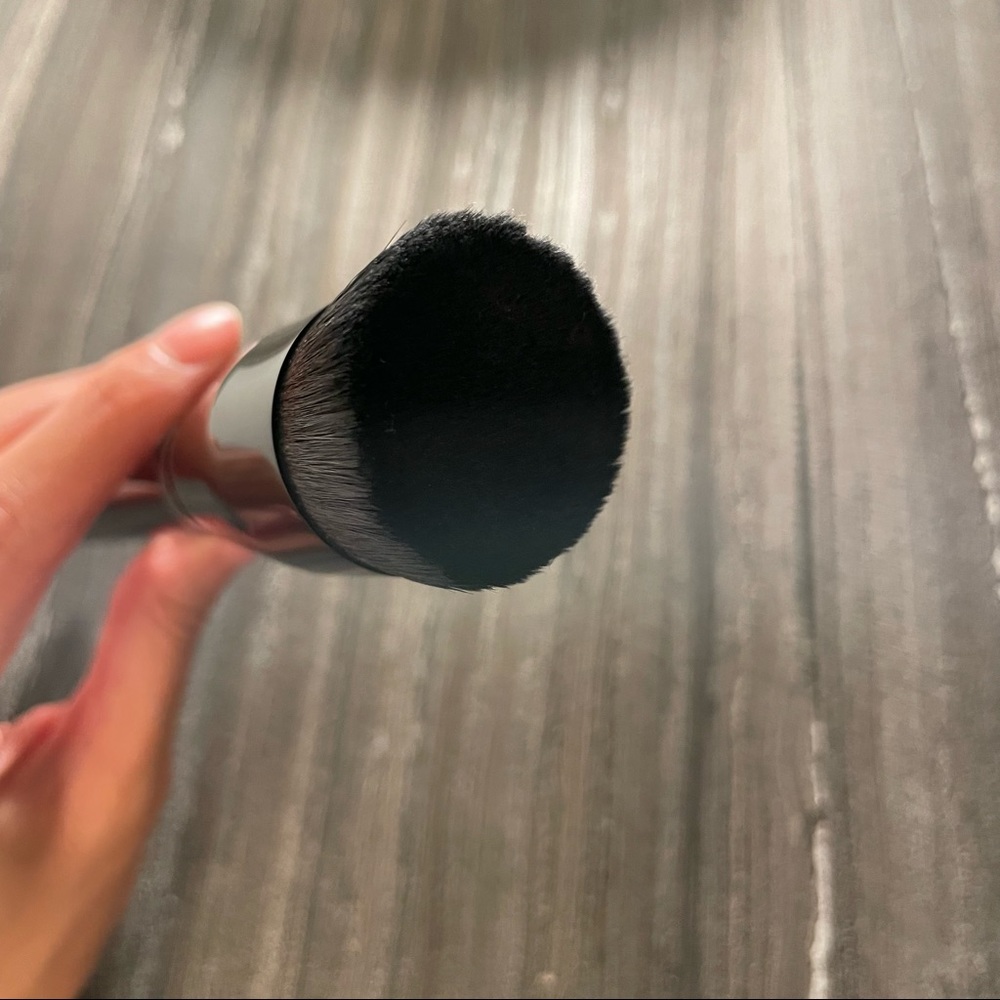 Kevyn Aucoin Angled Foundation Brush - Picture 3 of 4